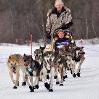 Jeff King kjører spannet til Sigrid Ekran fra showstarten i Alta til Sorrisniva. Foto: Trude L. Paulsson