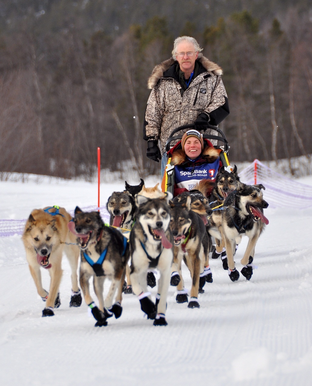 Jeff King kjører spannet til Sigrid Ekran fra showstarten i Alta til Sorrisniva. Foto: Trude L. Paulsson