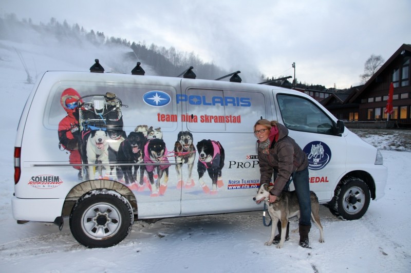 Nina Skramstad med Loppa og nydekorert skyss. Foto: Dag Borgenhov Nina Skramstad med Loppa og nydekorert skyss.
