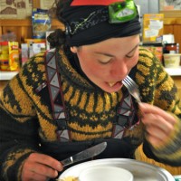 Sigrid spiser frokost i Taktona Foto Trude L. Paulsson