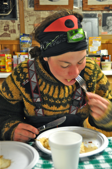 Sigrid spiser frokost i Taktona Foto Trude L. Paulsson