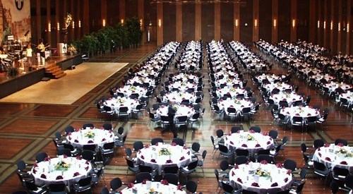 210508_173338_311007_155445_180707_100652_stadthalle_innen_saal_xy_bankett_weisse_tische_mit_blumengestecken